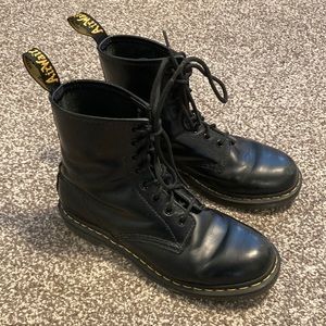 Size 8 Dr. Martens women’s smooth leather lace up boots.